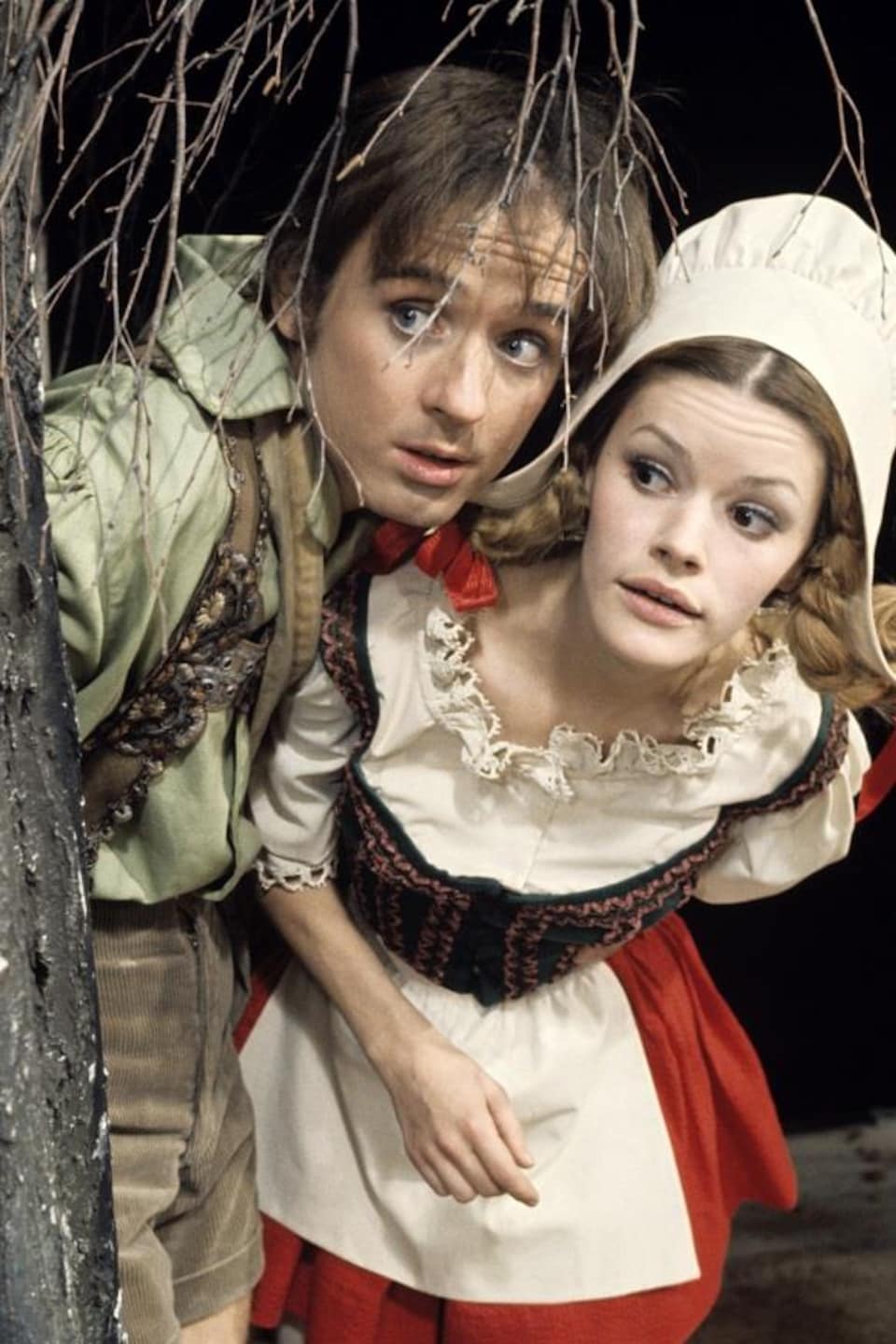 Cachés derrière un arbre, Hansel (Alain Gélinas) et Gretel (Christine Olivier).