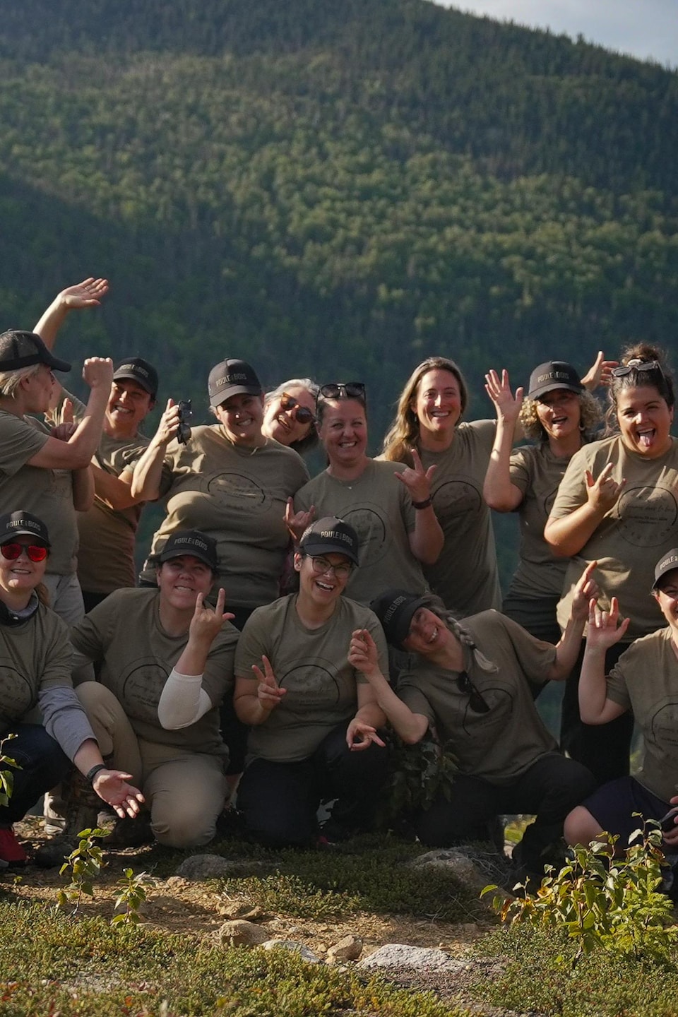 Les participantes 2026 au sommet d’une montagne.