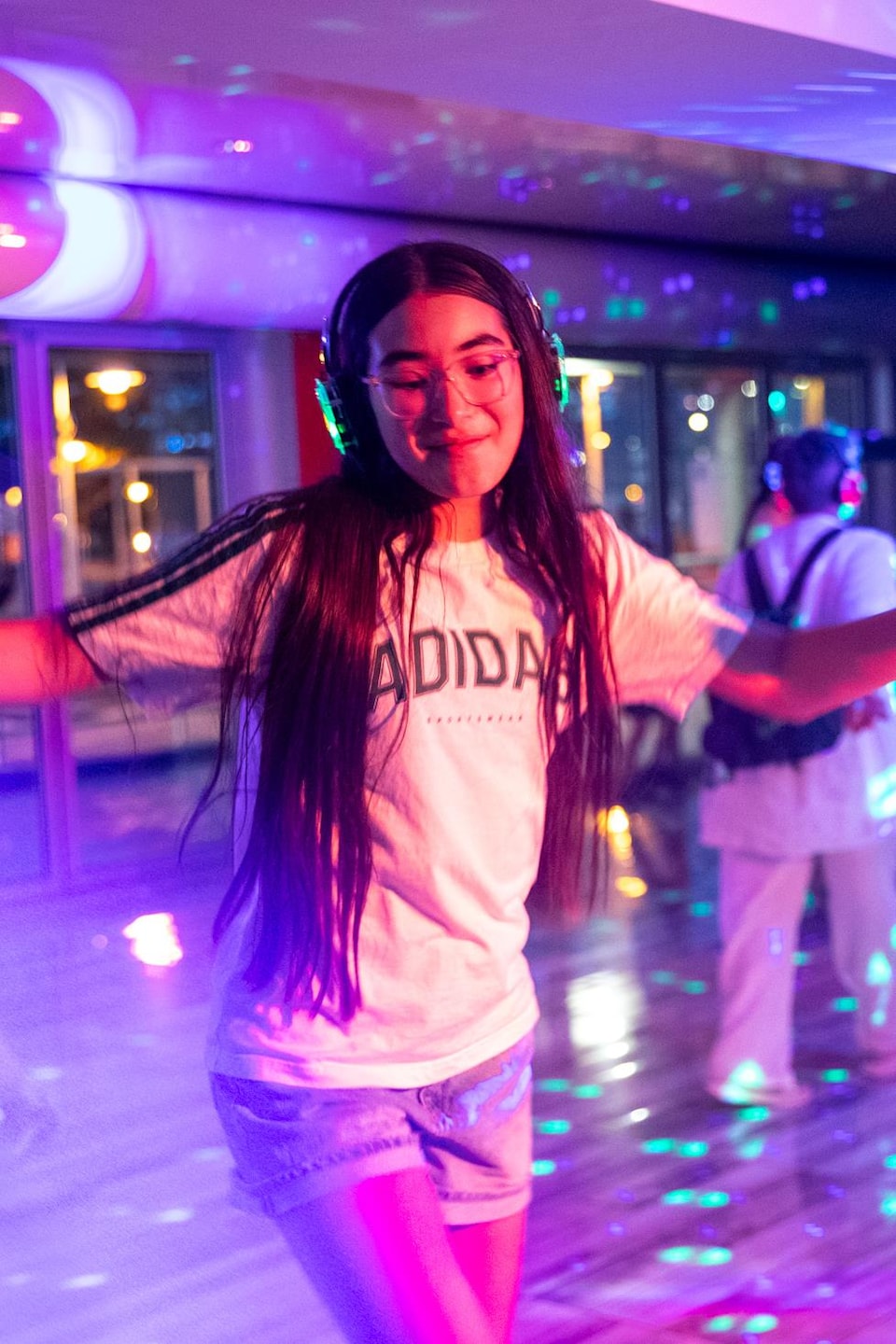 Une jeune fille danse sur une piste de danse.