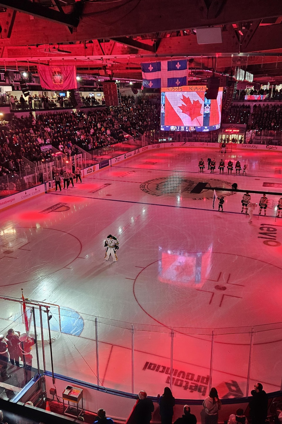 Le colisée sous les lumières rouges, lors de la cérémonie d'ouverture de match.