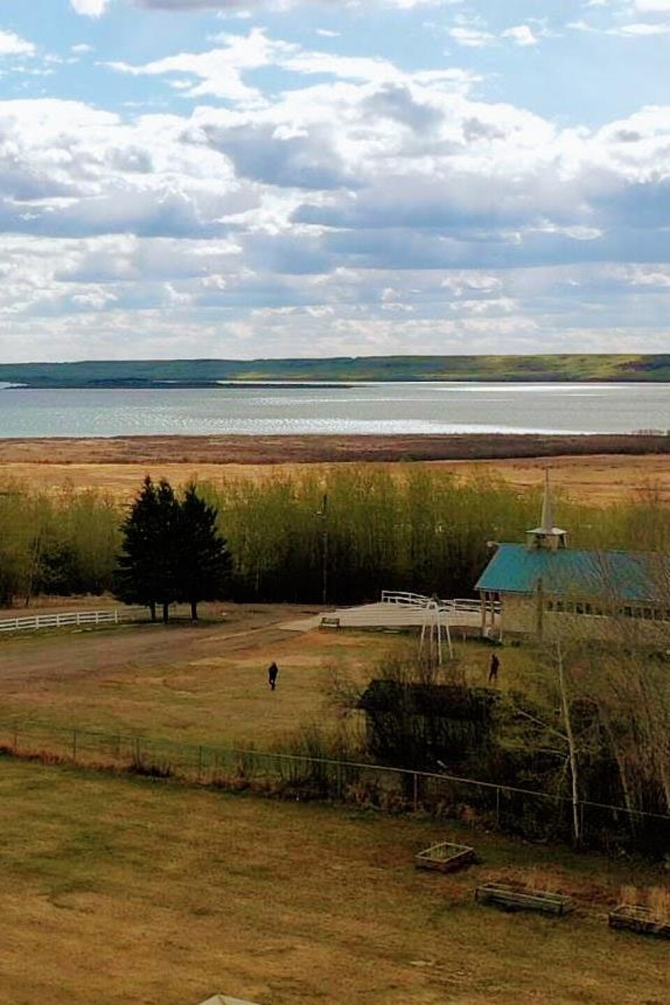 Paysage campagnard : quelques terres sur le bord d'un lac.