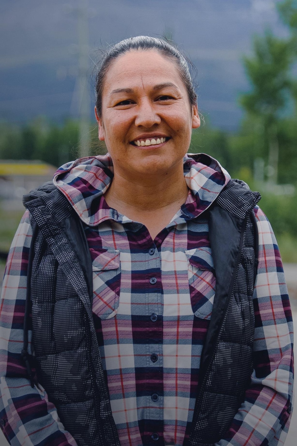 Portrait de Florence Kushniruk dans le hameau de Champagne au Yukon, en août 2026.