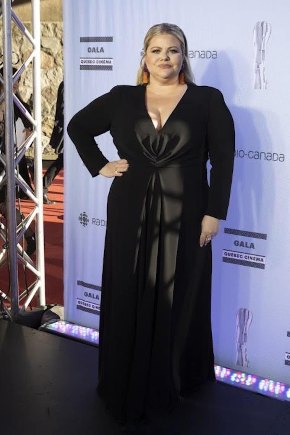 A woman wearing a gala dress posed for the photographers.