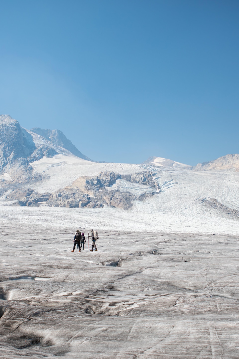 Des chercheurs sur un glacier