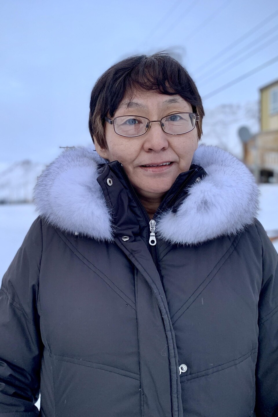 Meeka Kiguktak à l'extérieur, dans son village.