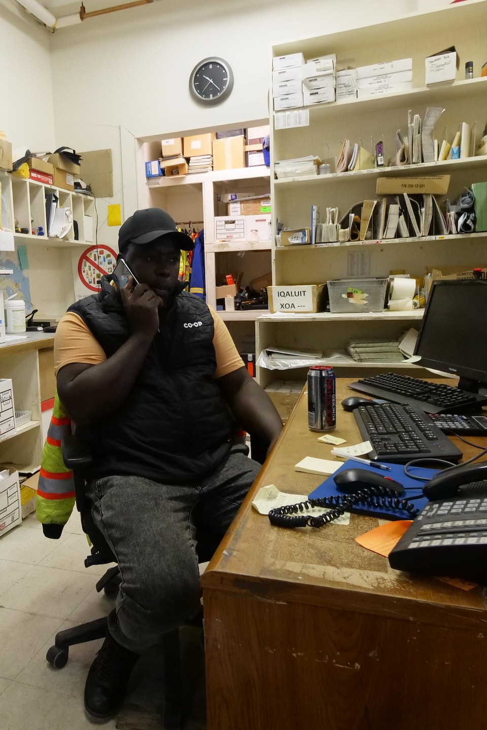 Mike Sibanda au téléphone dans un bureau.