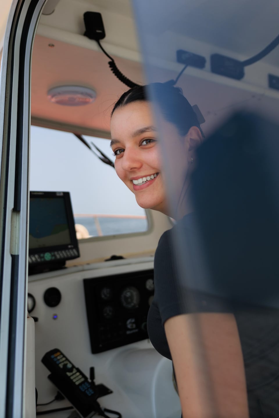 Ariane Godin à la barre de son bateau.