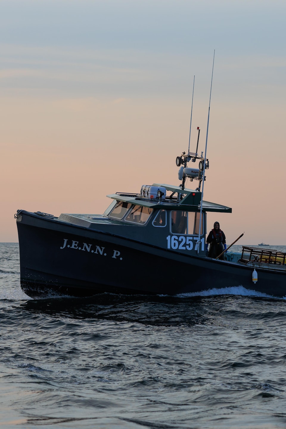 Un bateau de pêche au homard en mer.