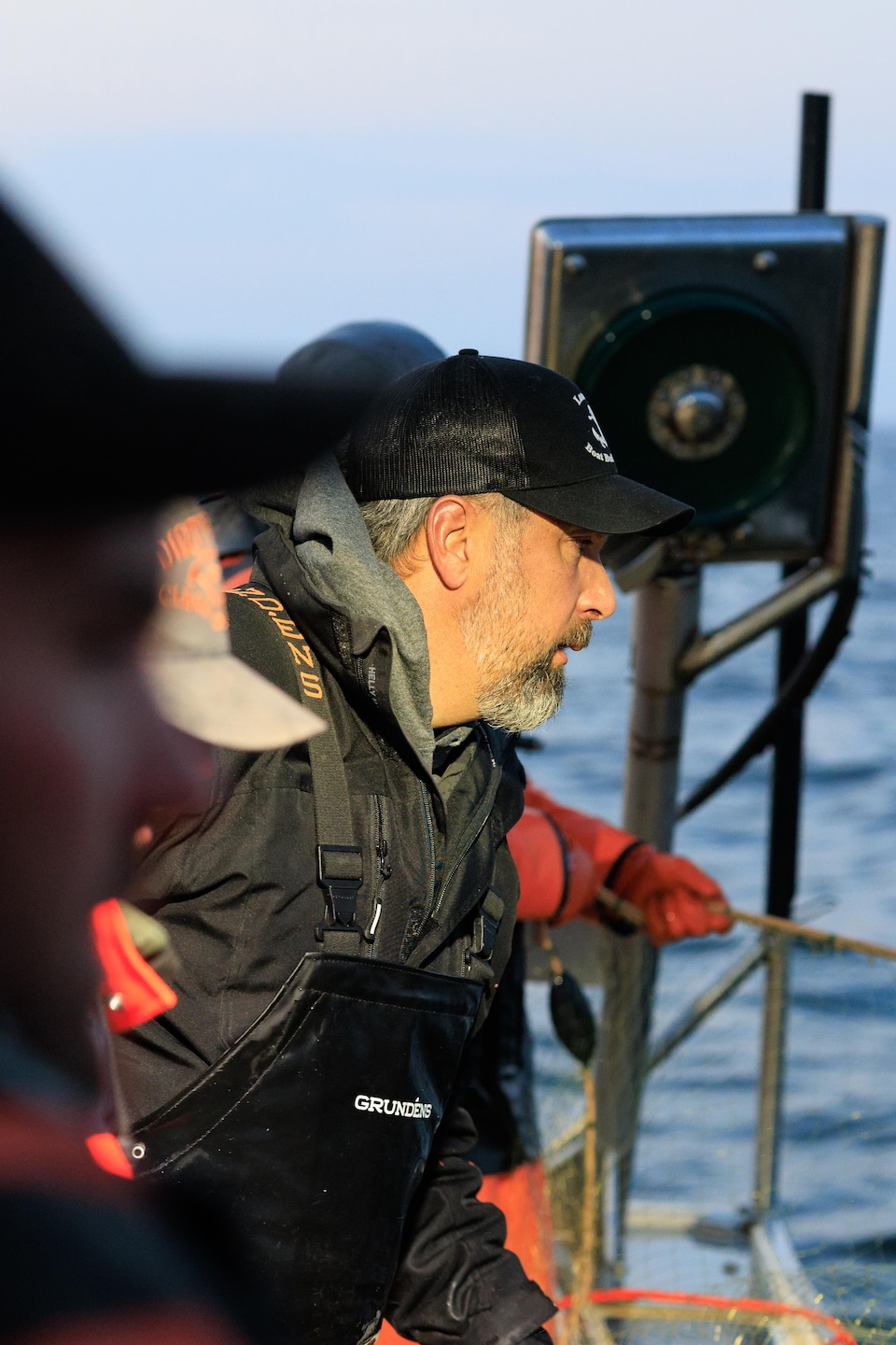 Des pêcheurs qui remontent un énorme filet. 