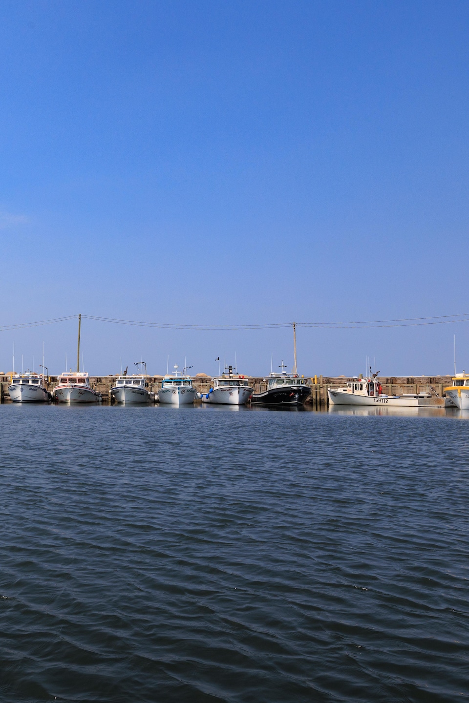 Des bateaux attachés à un quai.
