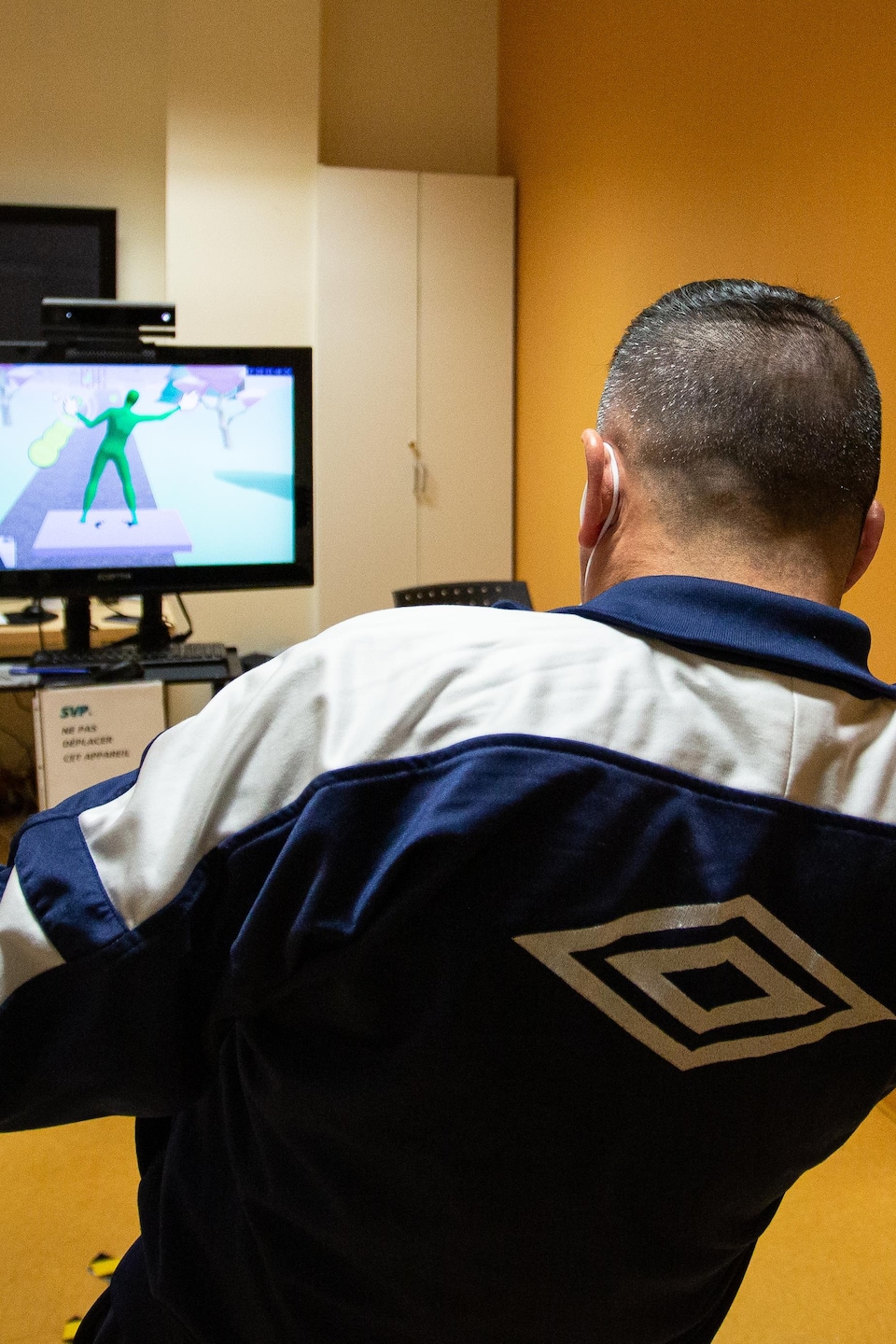 Un patient de l’Hôpital juif de réadaptation (HJR) effectue un exercice de réalité virtuelle.