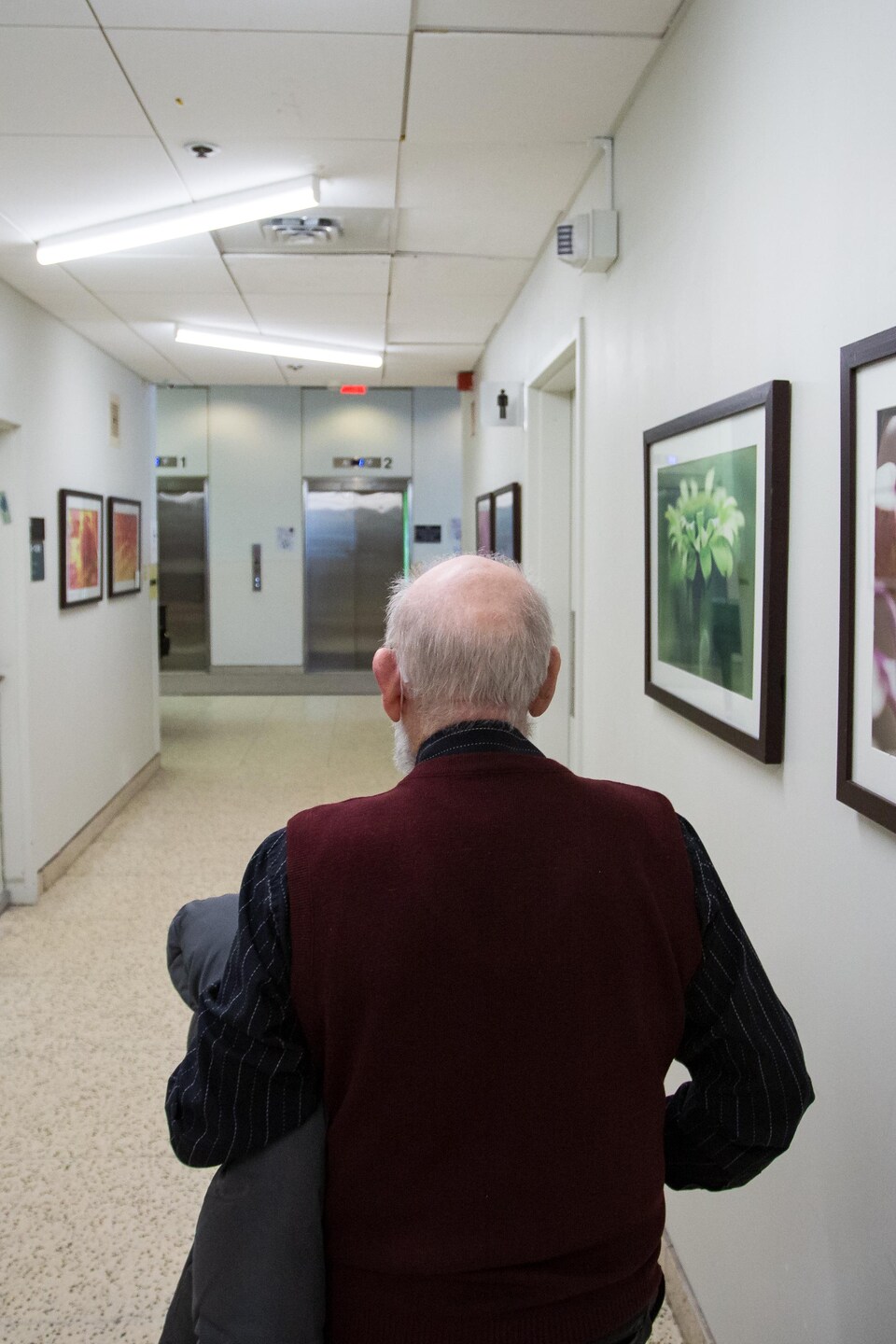 Laurent Hamel marche dans un couloir de l'Hôpital juif de réadaptation.
