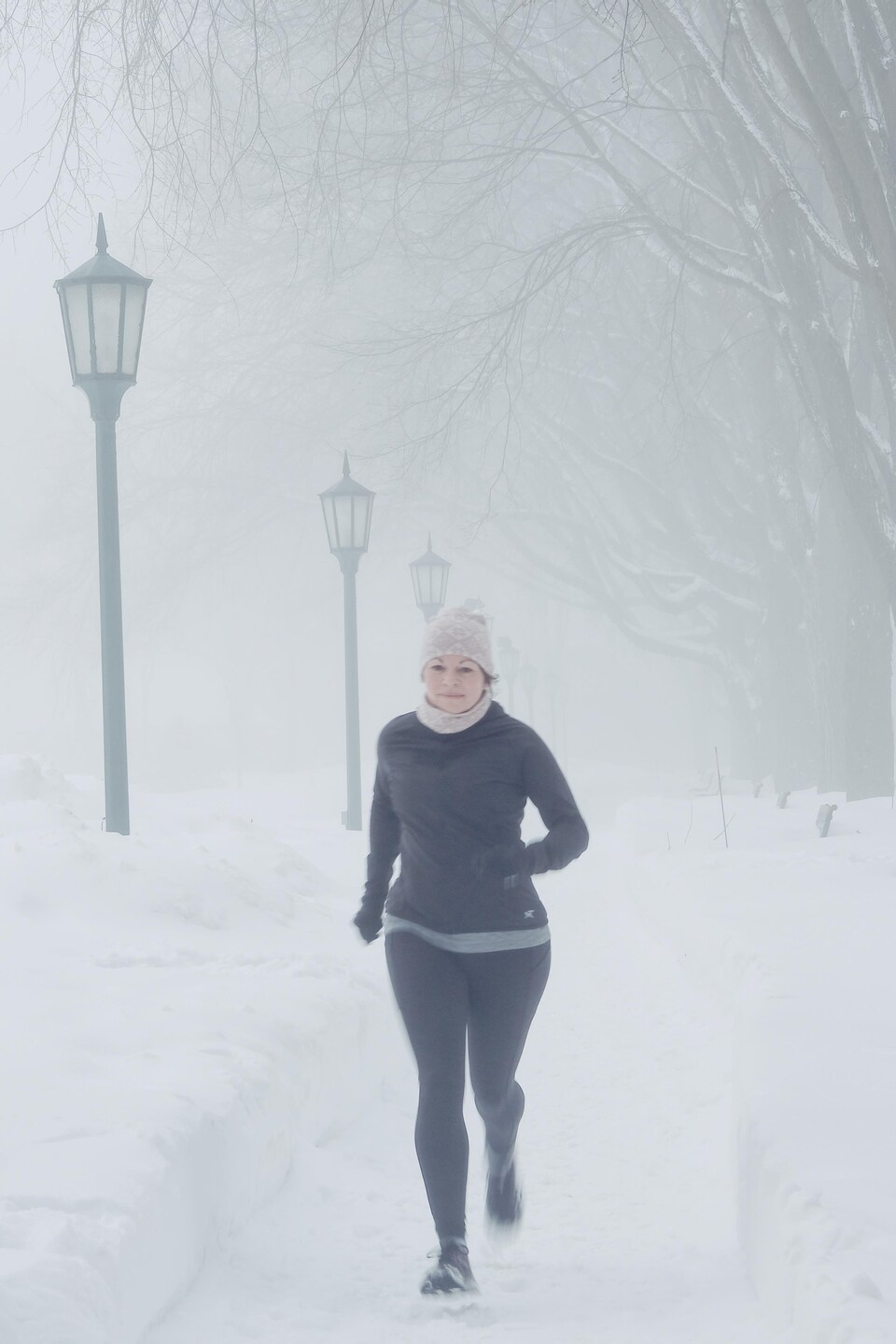 Karine Gravel court sur fond de neige, sur les plaines. 