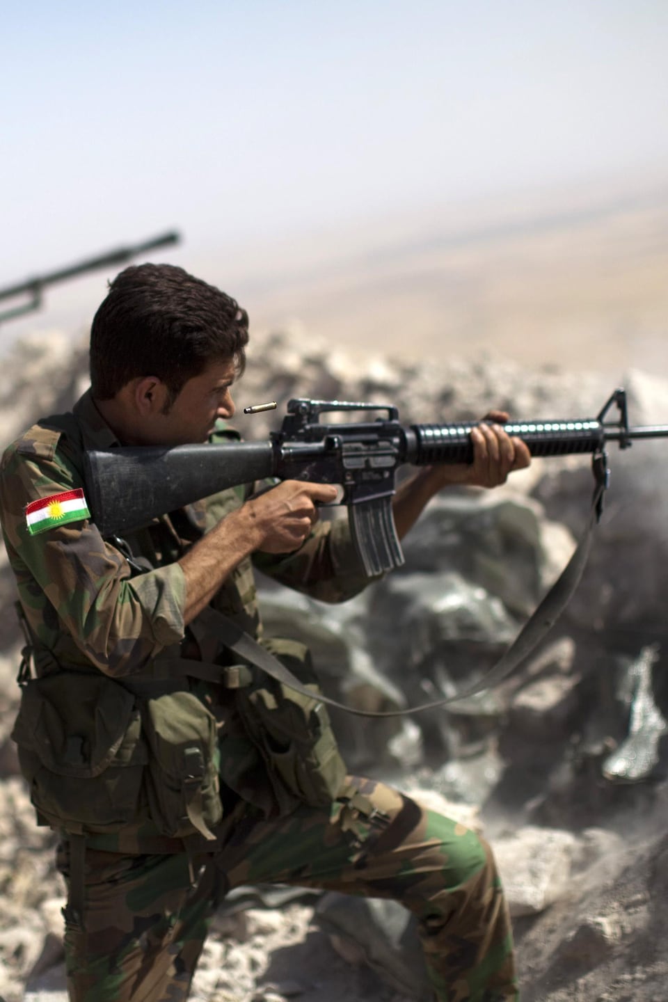 Un peshmerga pointe son arme.