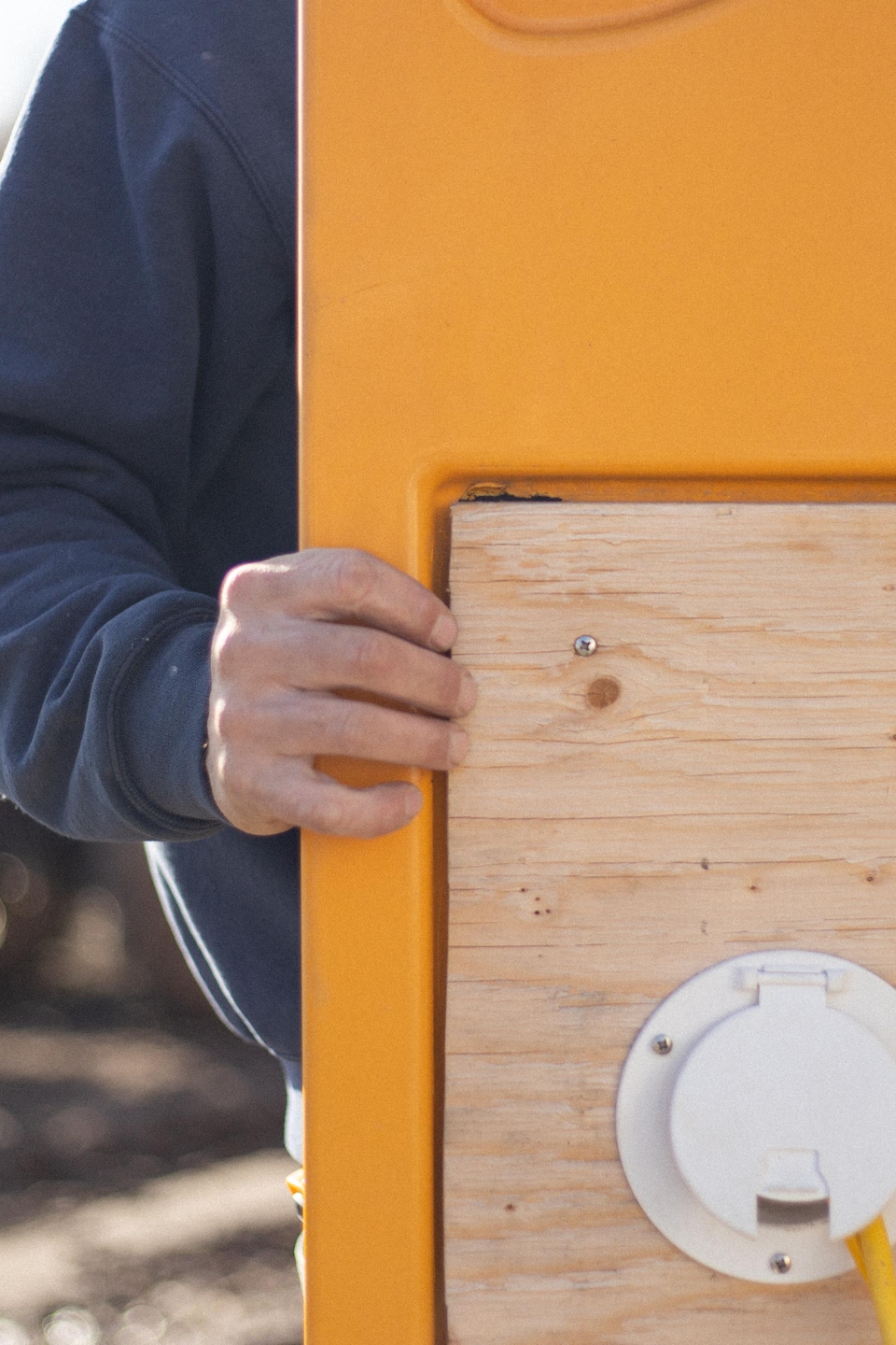 La main de Stéphane ouvre la porte arrière de l'autobus.