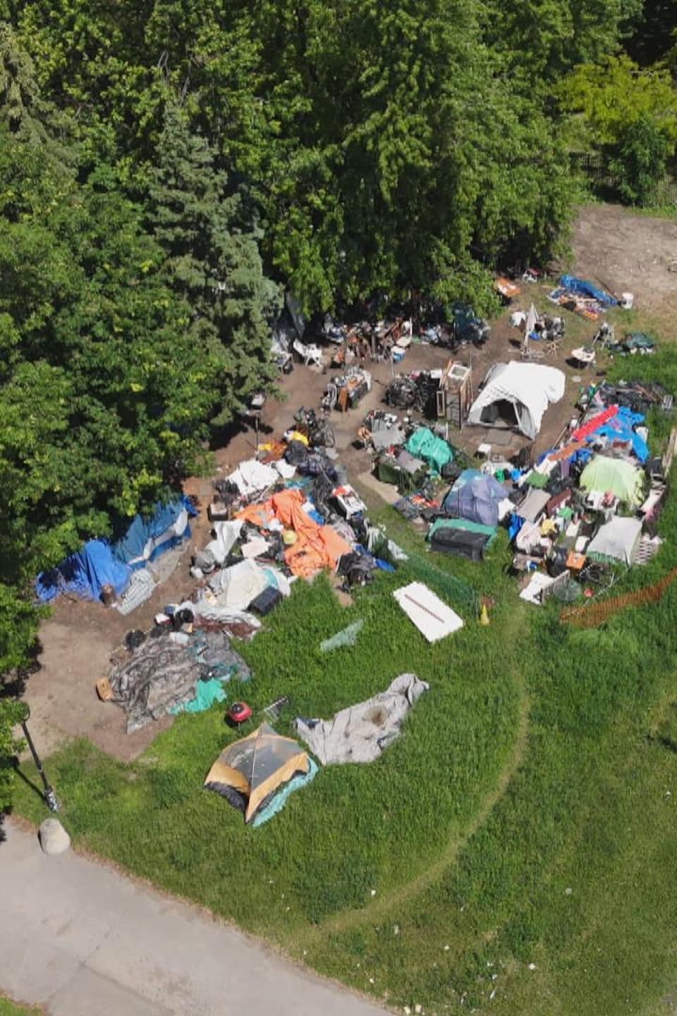 Le campement de personnes itinérantes.
