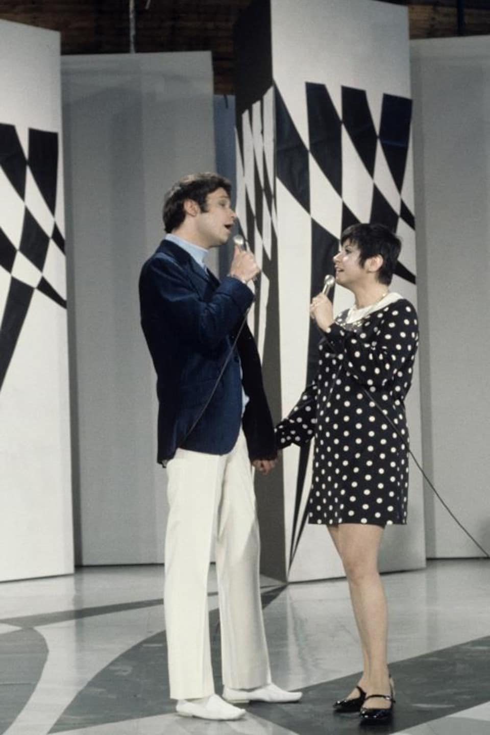 Jacques Boulanger et Ginette Reno chantent ensemble, main dans la main.