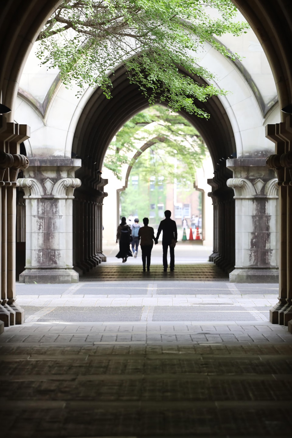 Un couple marche sous une arche.