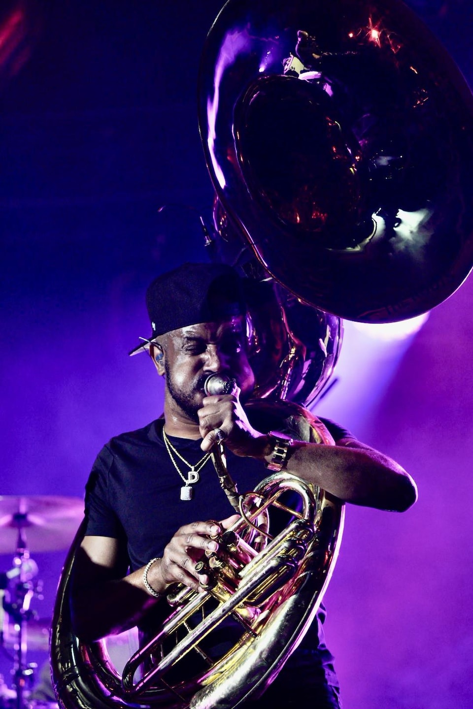 Damon Bryson joue du soubassophone.