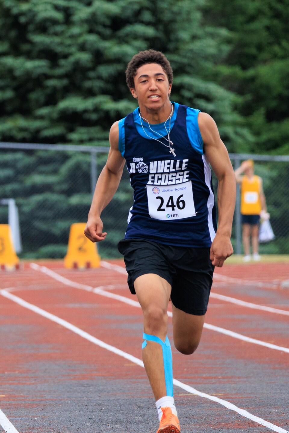 Des coureurs se lancent sur une piste d'athlétisme.