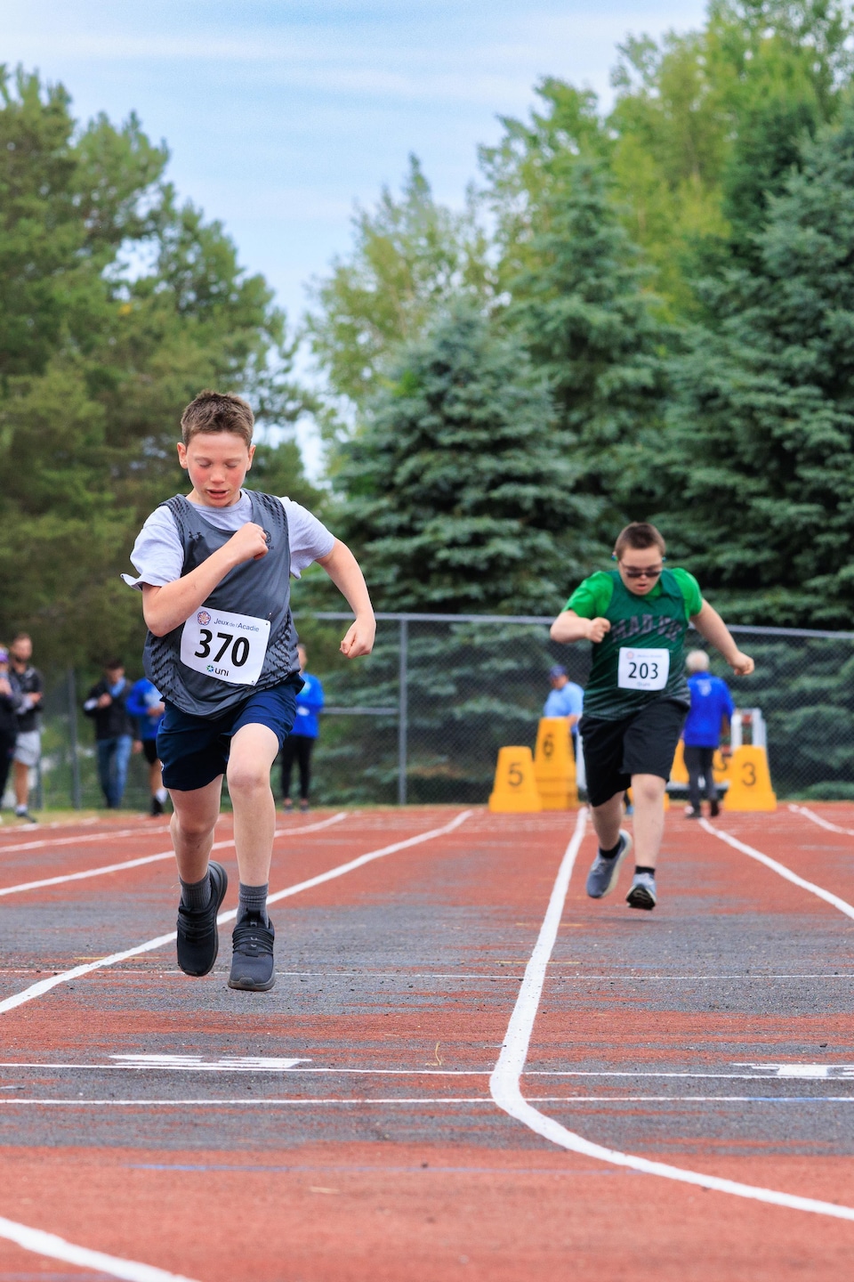 Des coureurs s'élancent sur la piste lors de la compétition en para-athlétisme des Jeux de l'Acadie 2025.