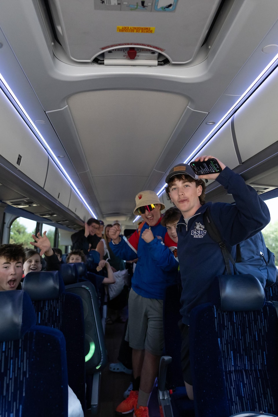 Des jeunes criant dans un autobus.