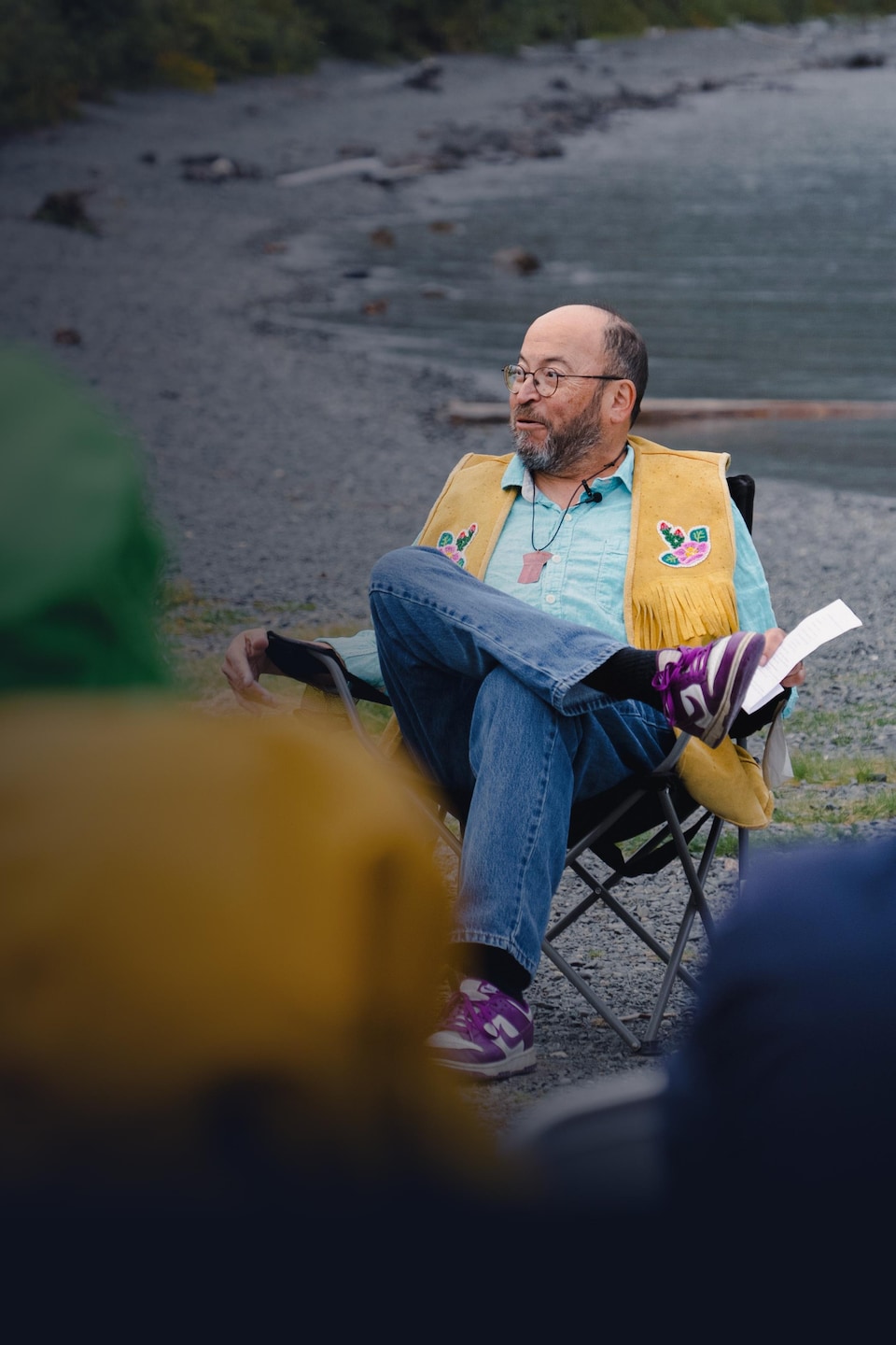 John Fingland raconte des histoires devant des gens au bord du lac Kathleen, au Yukon, en août 2026.