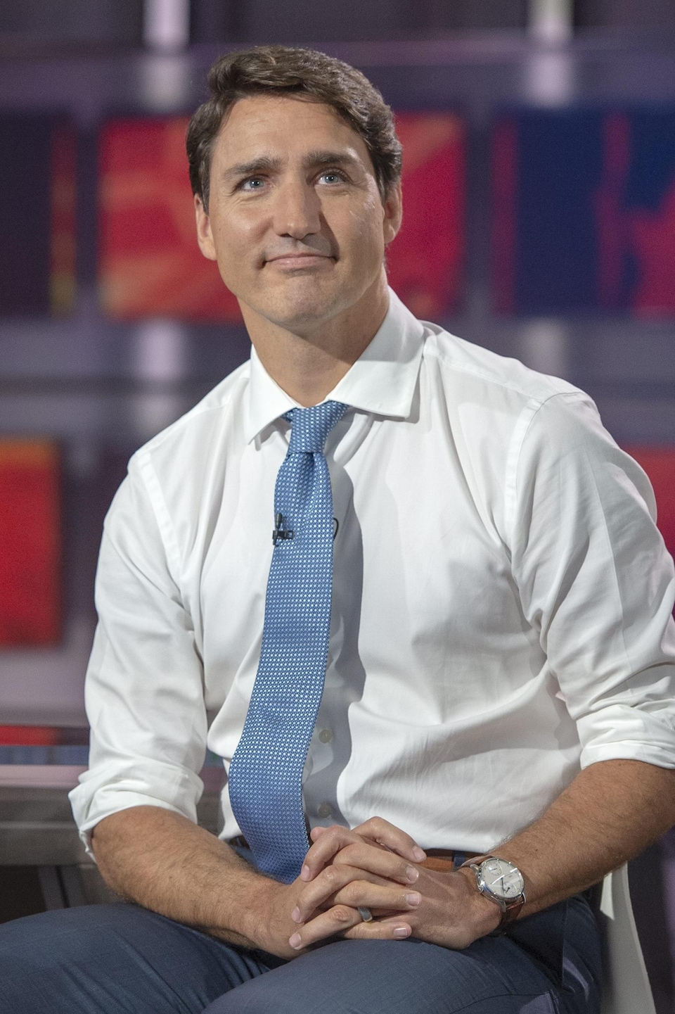 Justin Trudeau est assis sur un plateau de télé.