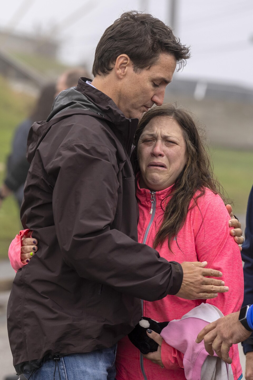 Le premier ministre Justin Trudeau tente de réconforter Amy Osmond lors de sa visite à Port aux Basques à Terre-Neuve-et-Labrador, mercredi.