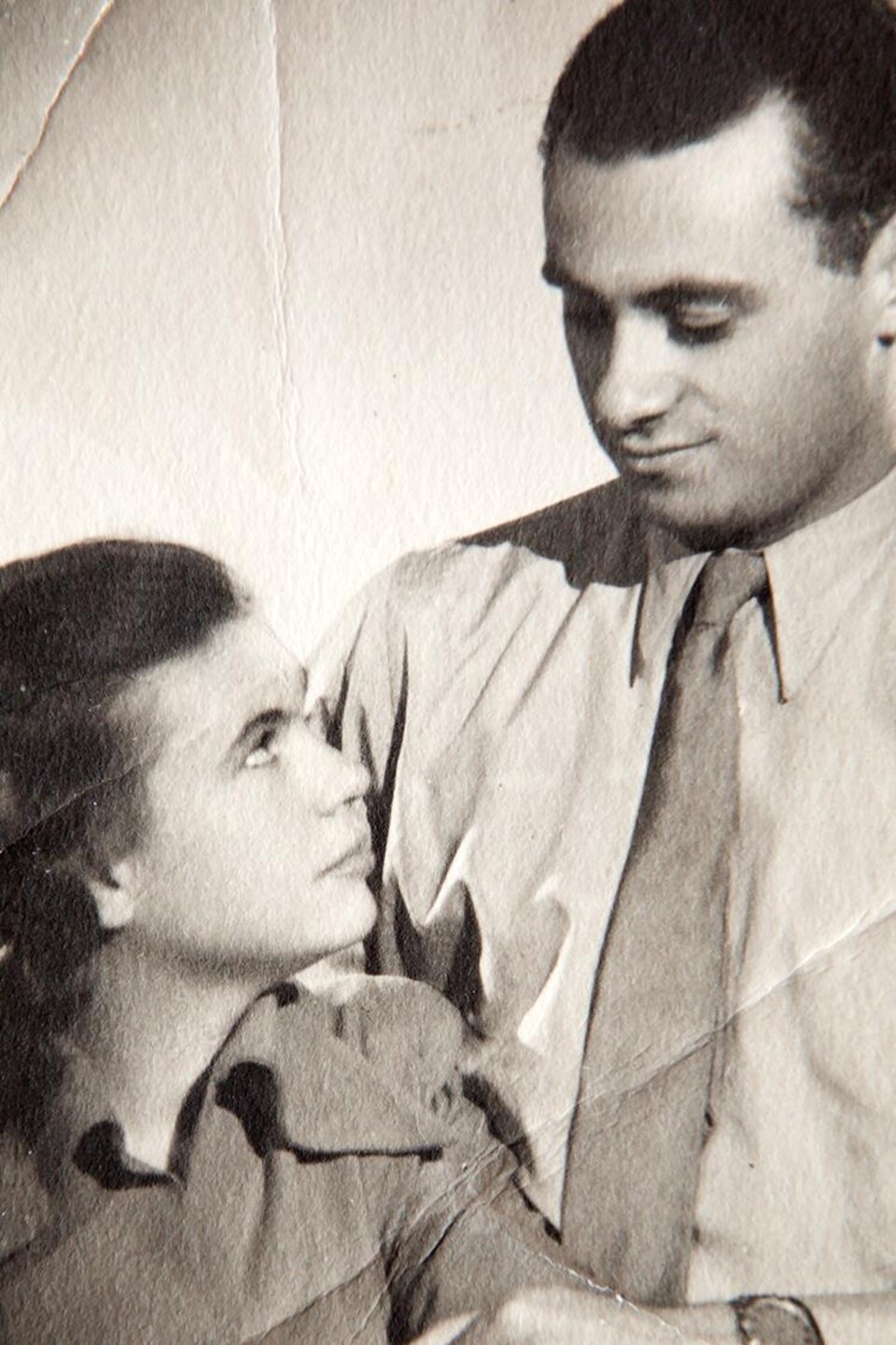 Vera et George échangent un regard tendre sur une vieille photo en noir et blanc.
