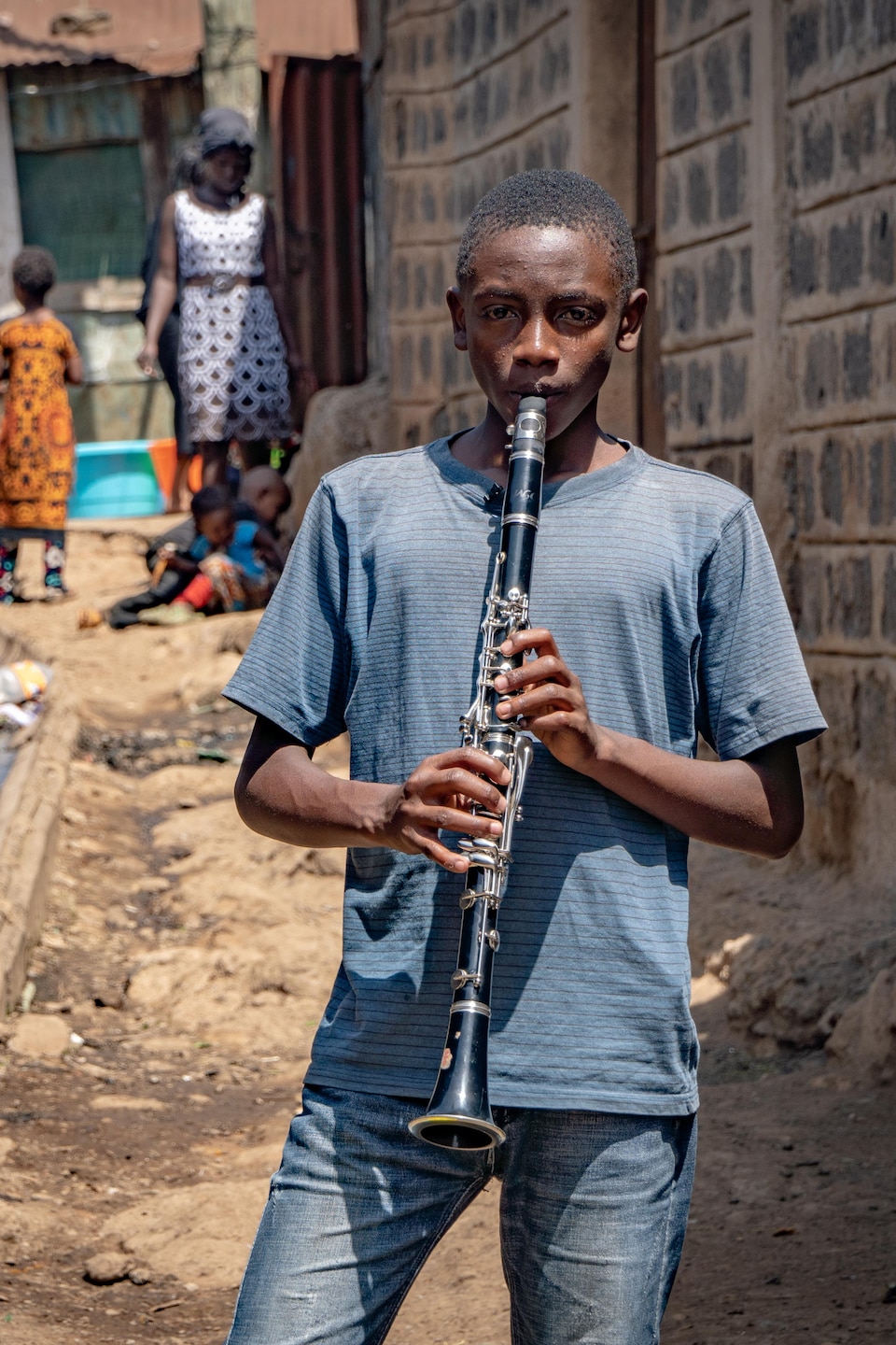 Simon Mwangi joue la clarinette.