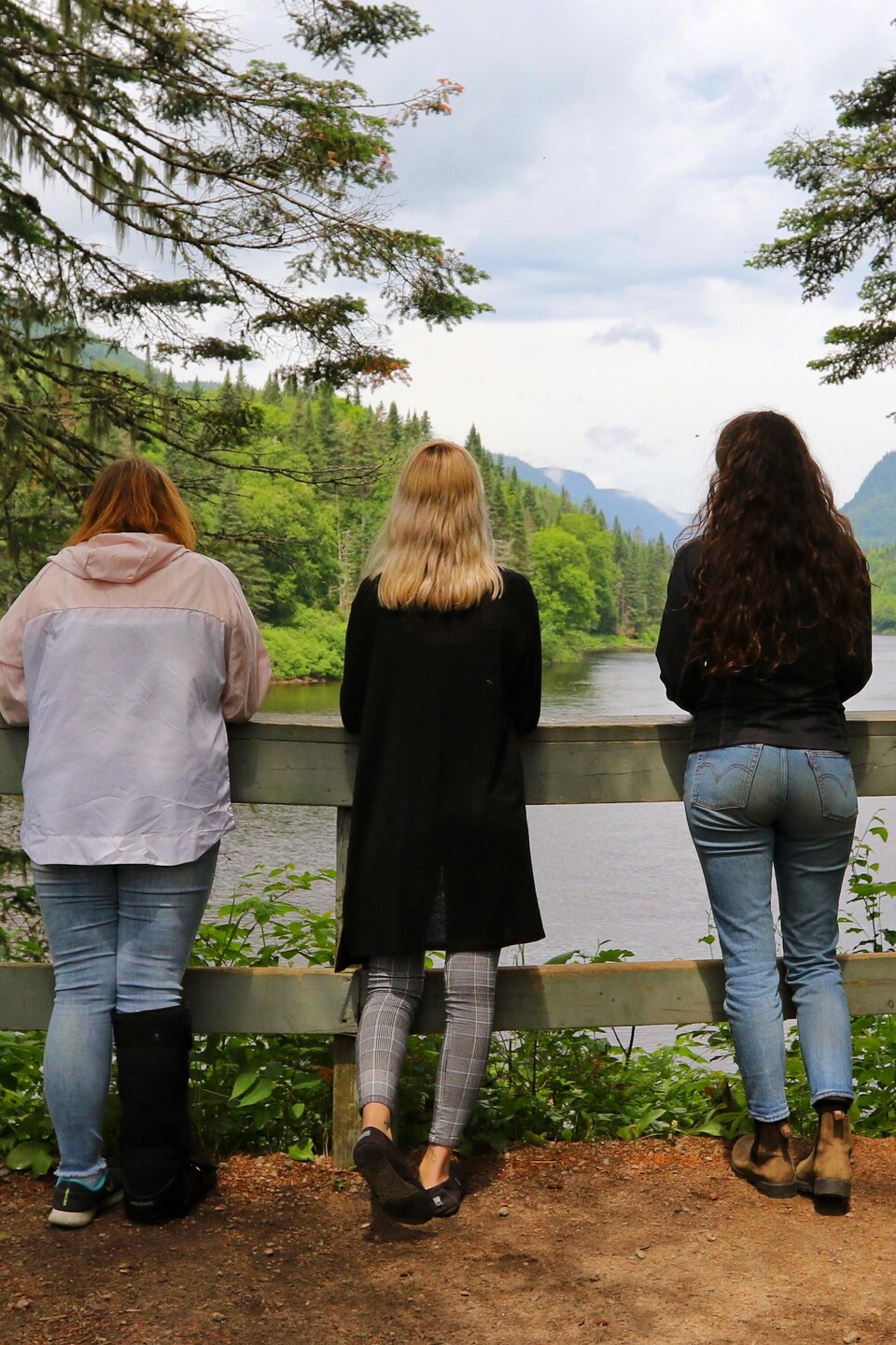 Aryane, Laurie et Jessica regarde regardent le paysage. La rivière Jacques-Cartier est calme.