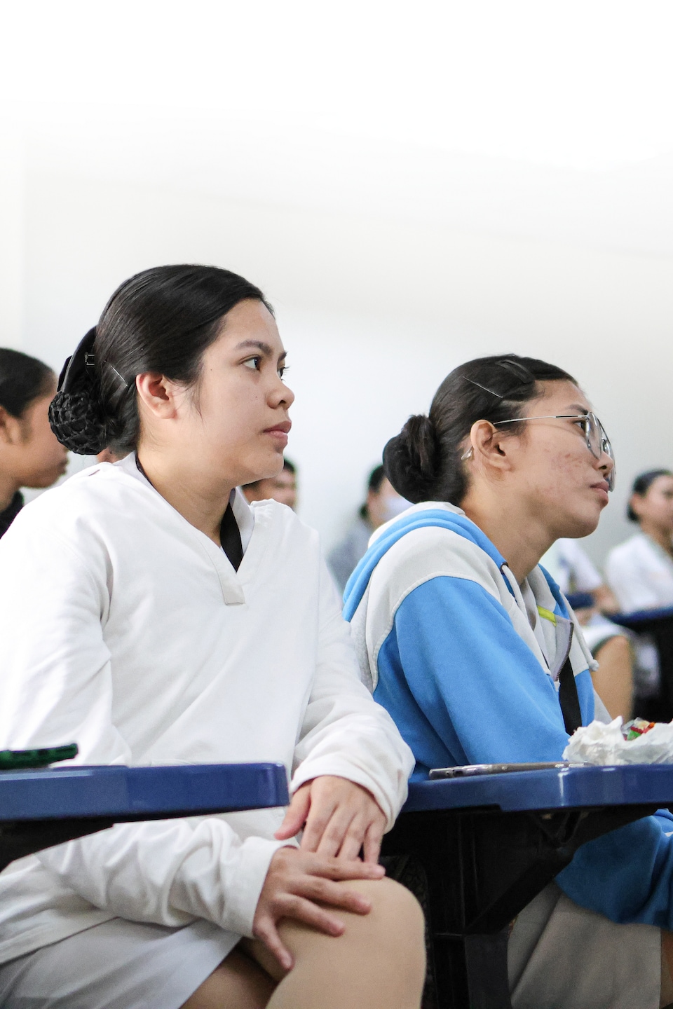 Des étudiantes et étudiants en infirmerie en classe assis à des pupitres, aux Philippines, en mai 2025.