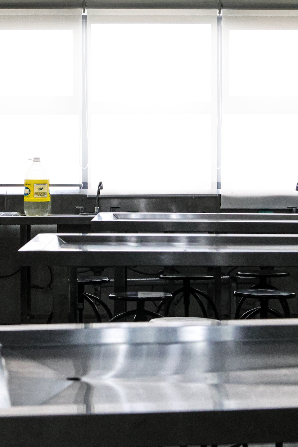 Une salle de laboratoire vide, aux Philippines, en mai 2025.