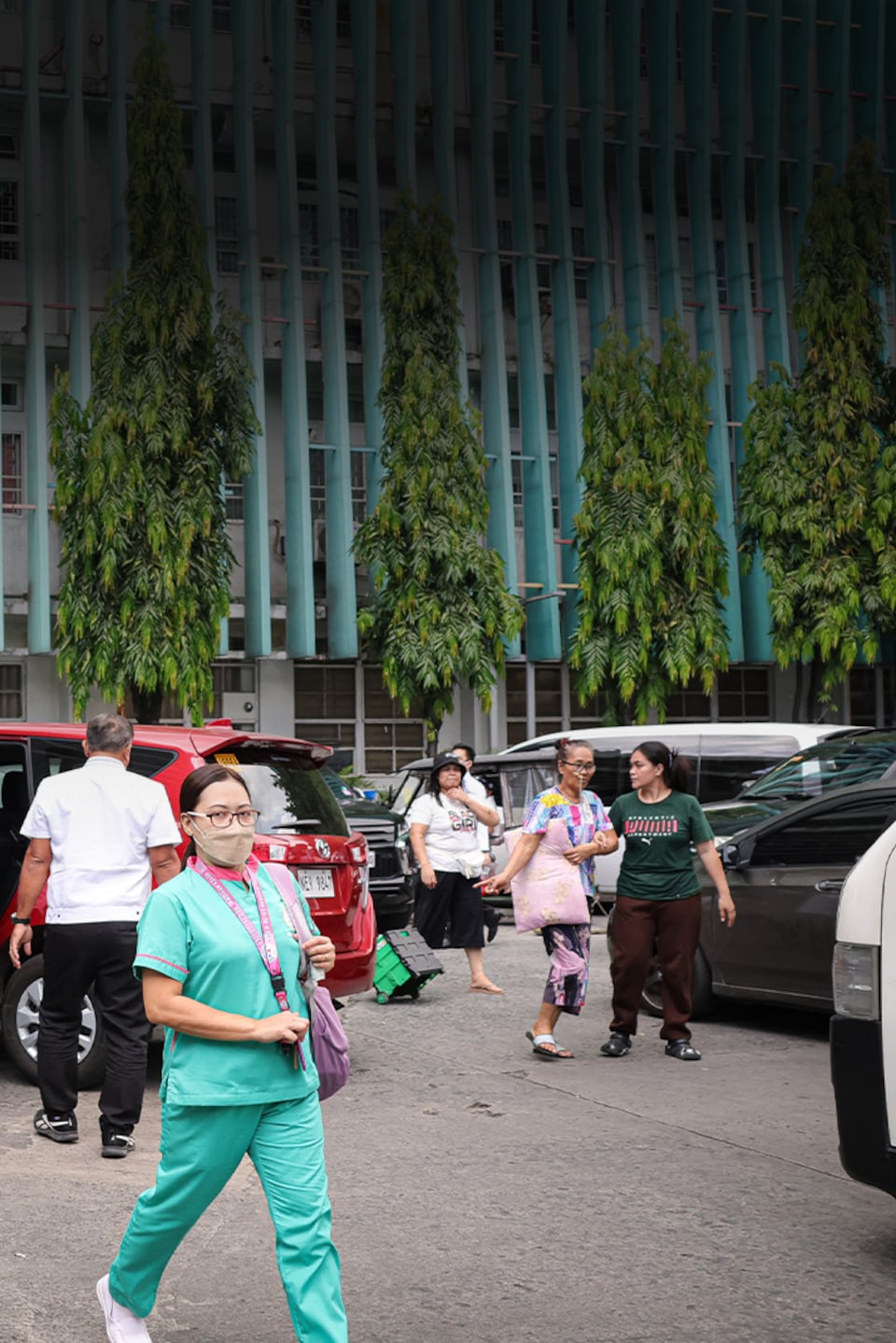 Devant les urgences d'un hôpital aux Philippines, avec de nombreuses personnes, voitures, personnel médical, en mai 2025. 