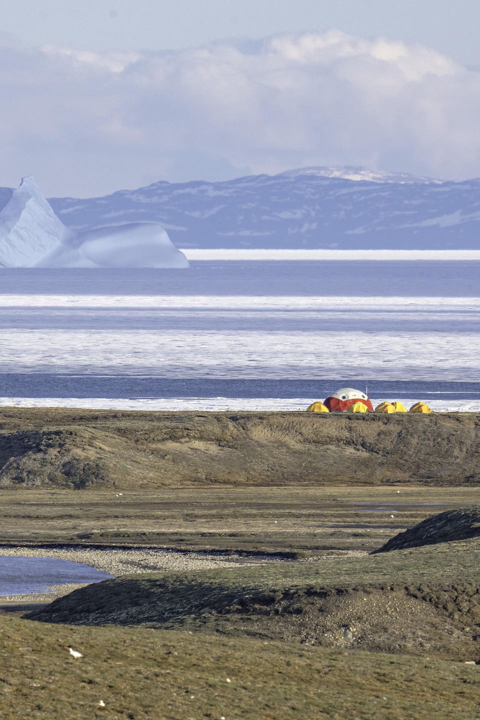Un des campements de recherche, situé dans la colonie d'oies des neiges de l'île Bylot, au Nunavut, en été 2025.