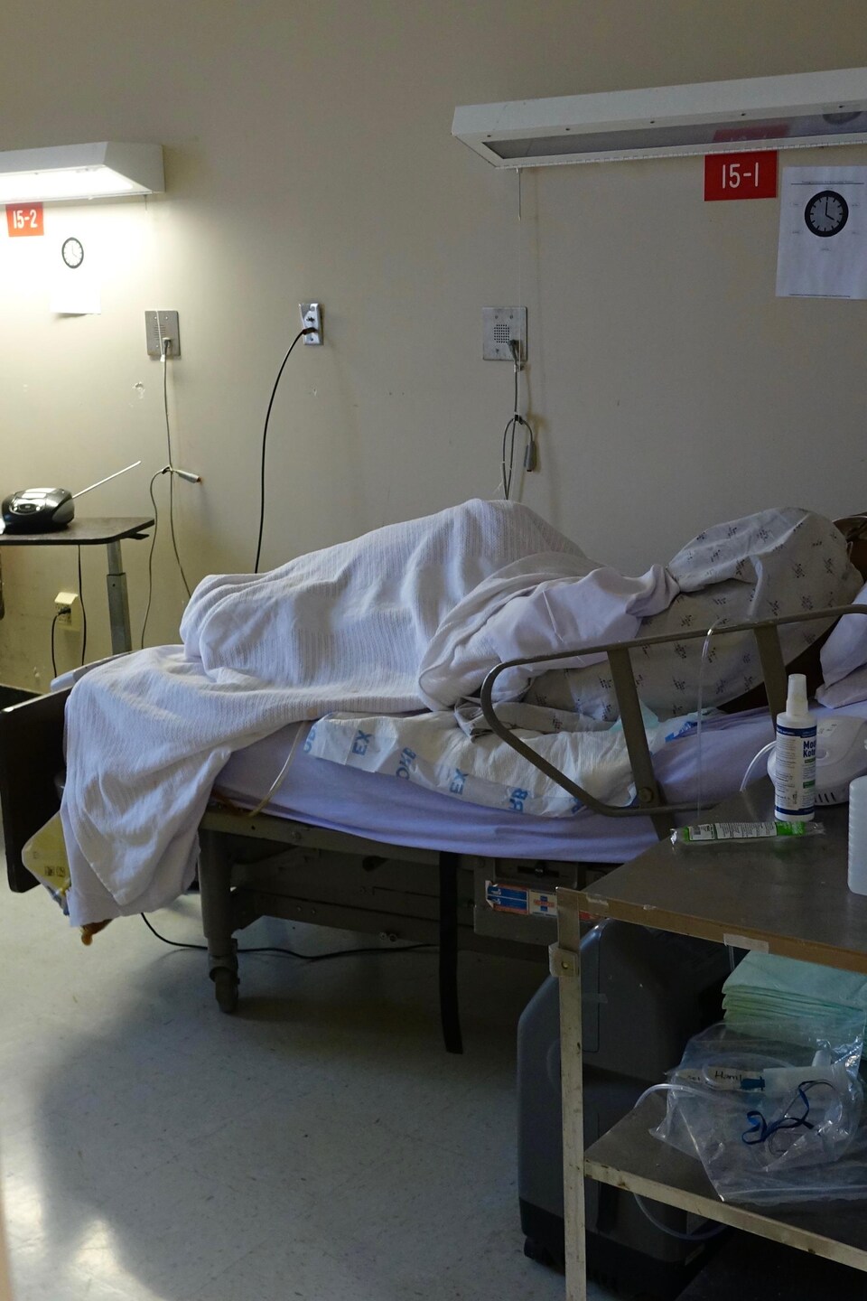 Un détenu en fin de vie dans une des sept chambres réservées pour accueillir les mourants                               