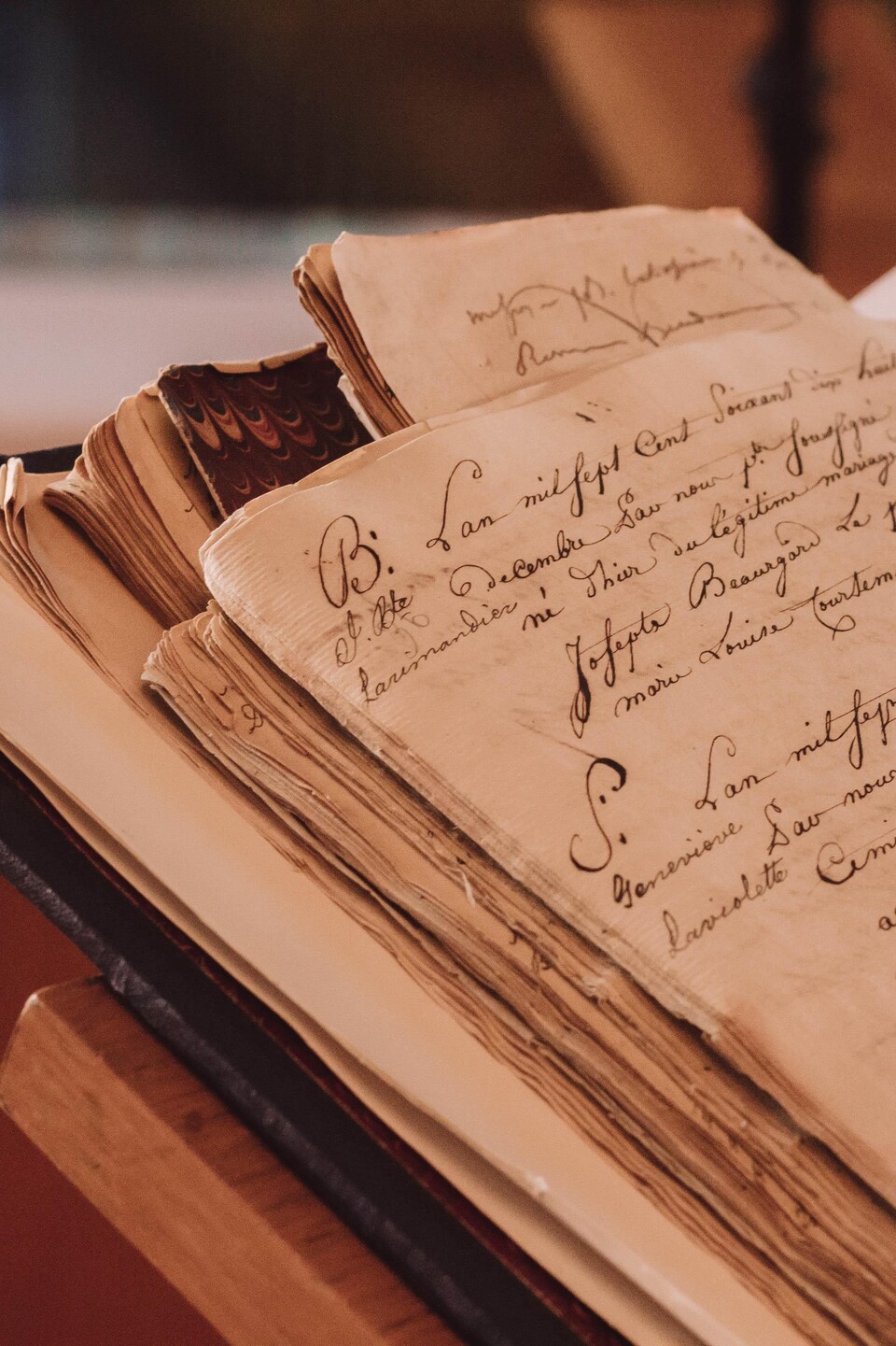 Photo du livre des baptêmes original datant des années 1700.