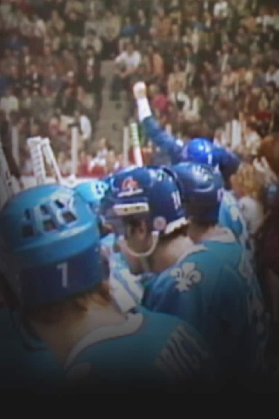 Image d'archive des joueurs des Nordiques assis sur le banc des joueurs.
