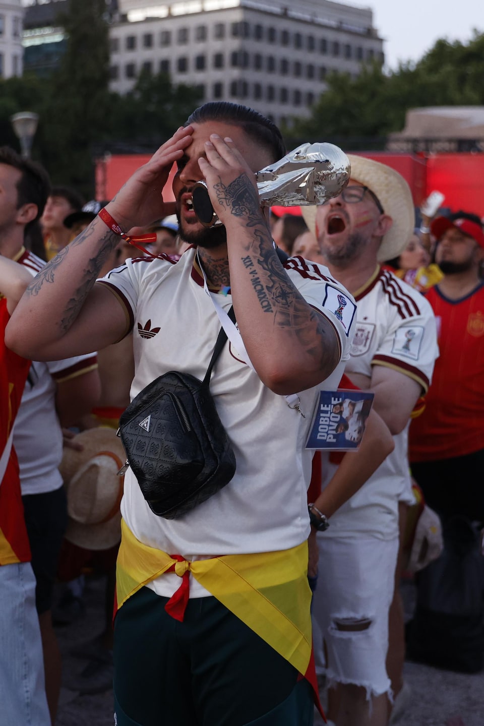 Des fans réagissent au match de la finale, qu'ils visionnent depuis Madrid, capitale de l'Espagne.