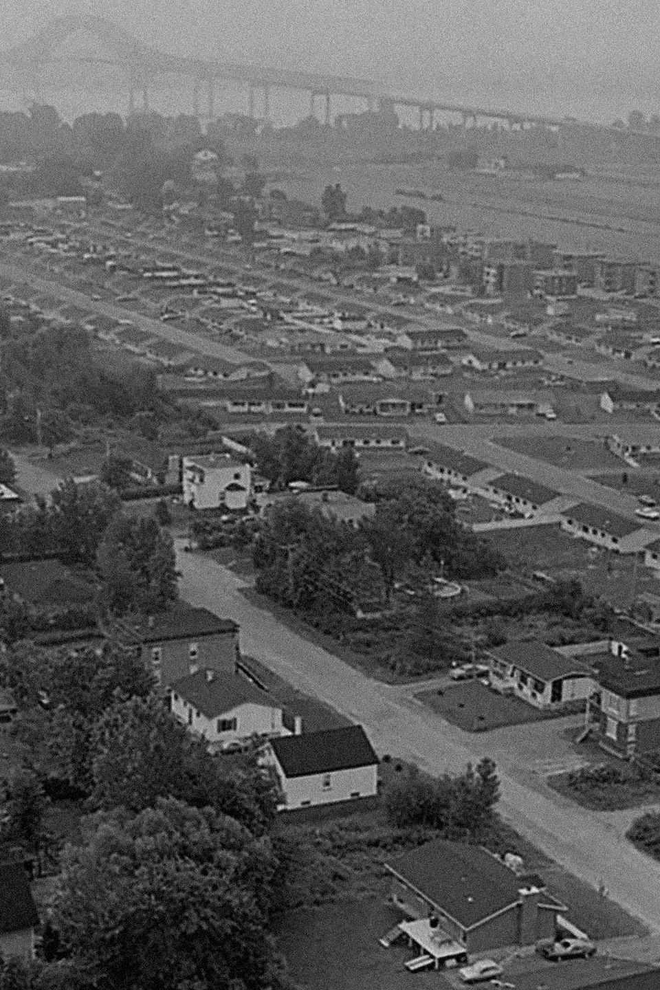 Il y a plusieurs maisons dans un quartier près du pont Laviolette en 1978.
