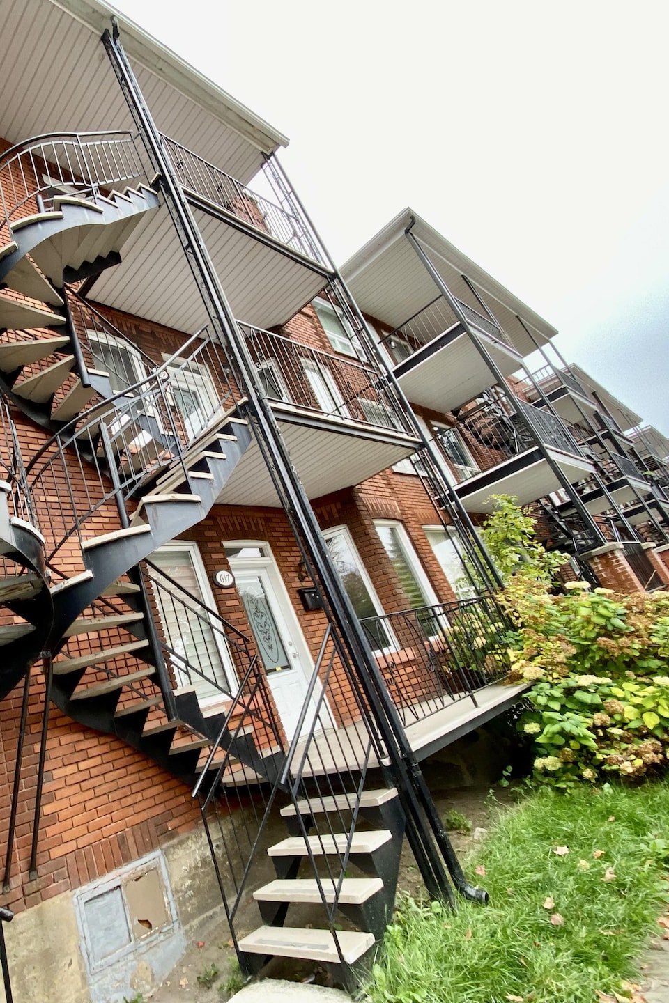 Une série d'immeubles résidentiels avec des escaliers en colimaçon sur la rue Sainte-Cécile à Trois-Rivières.