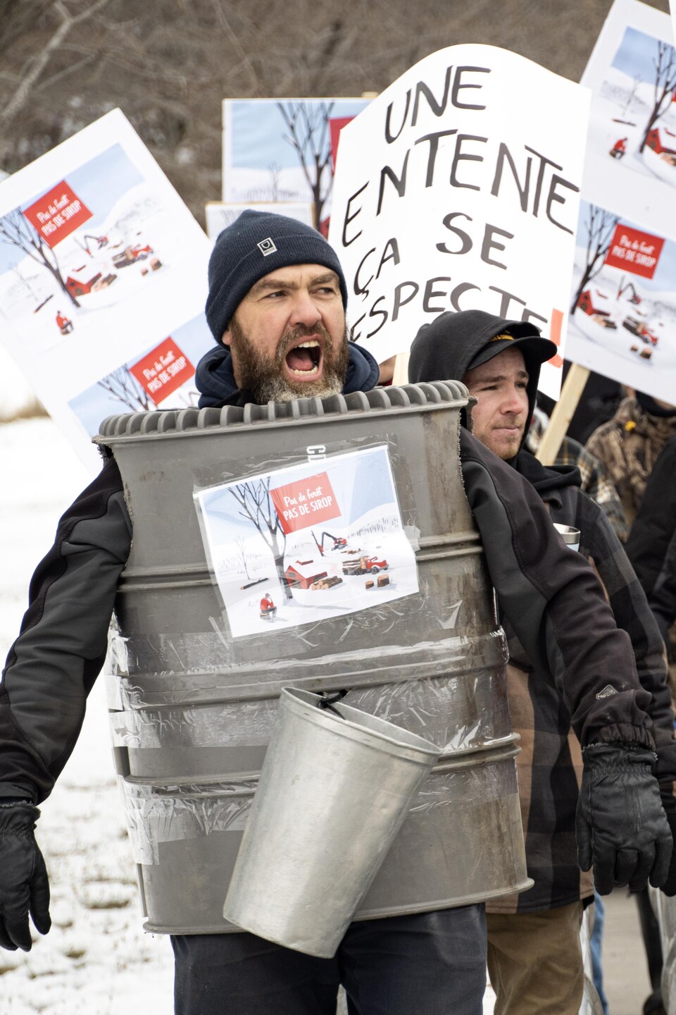 Un des manifestants est costumé avec un baril d'eau d'érable.