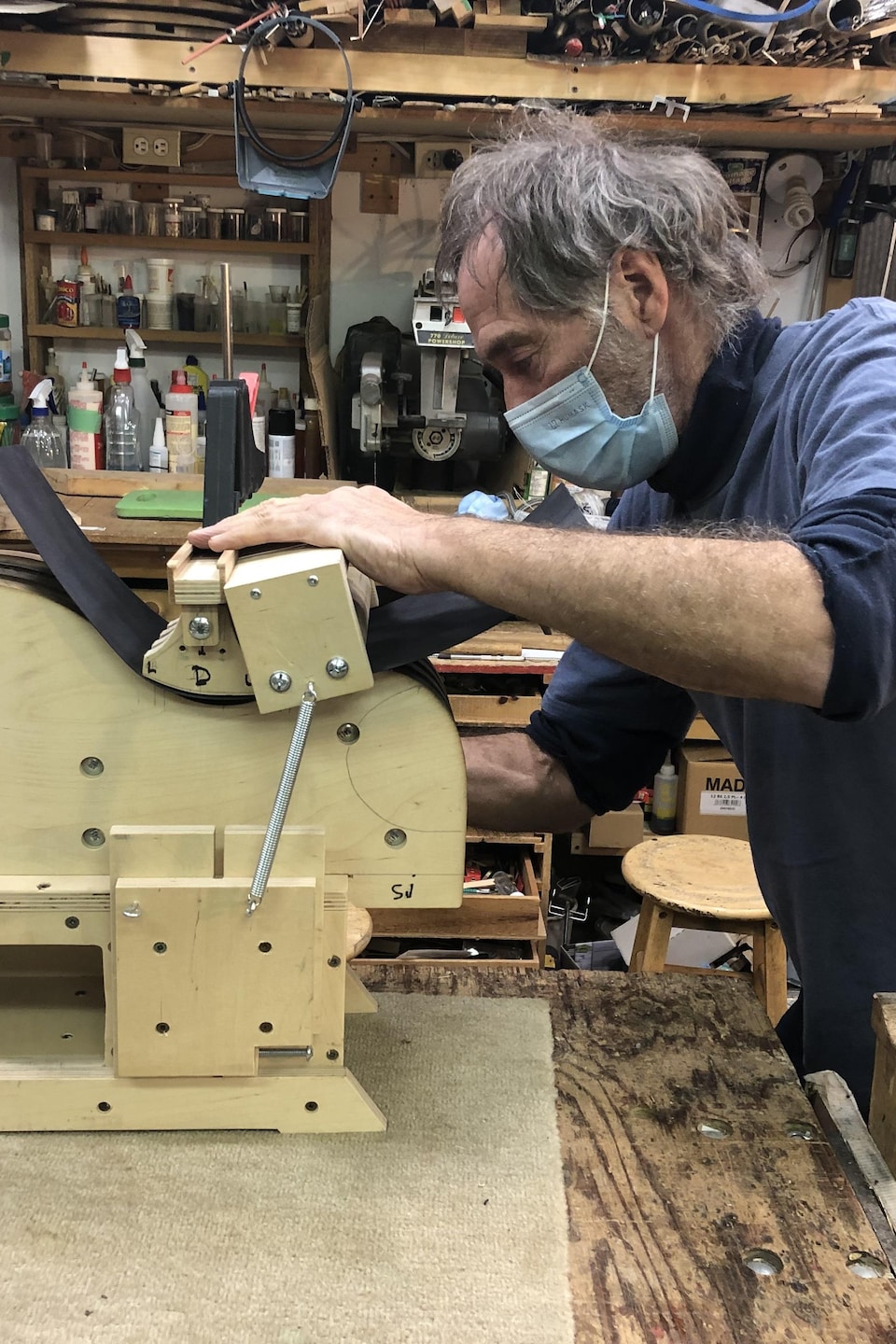 Marc Saumier fabrique une guitare dans son atelier.
