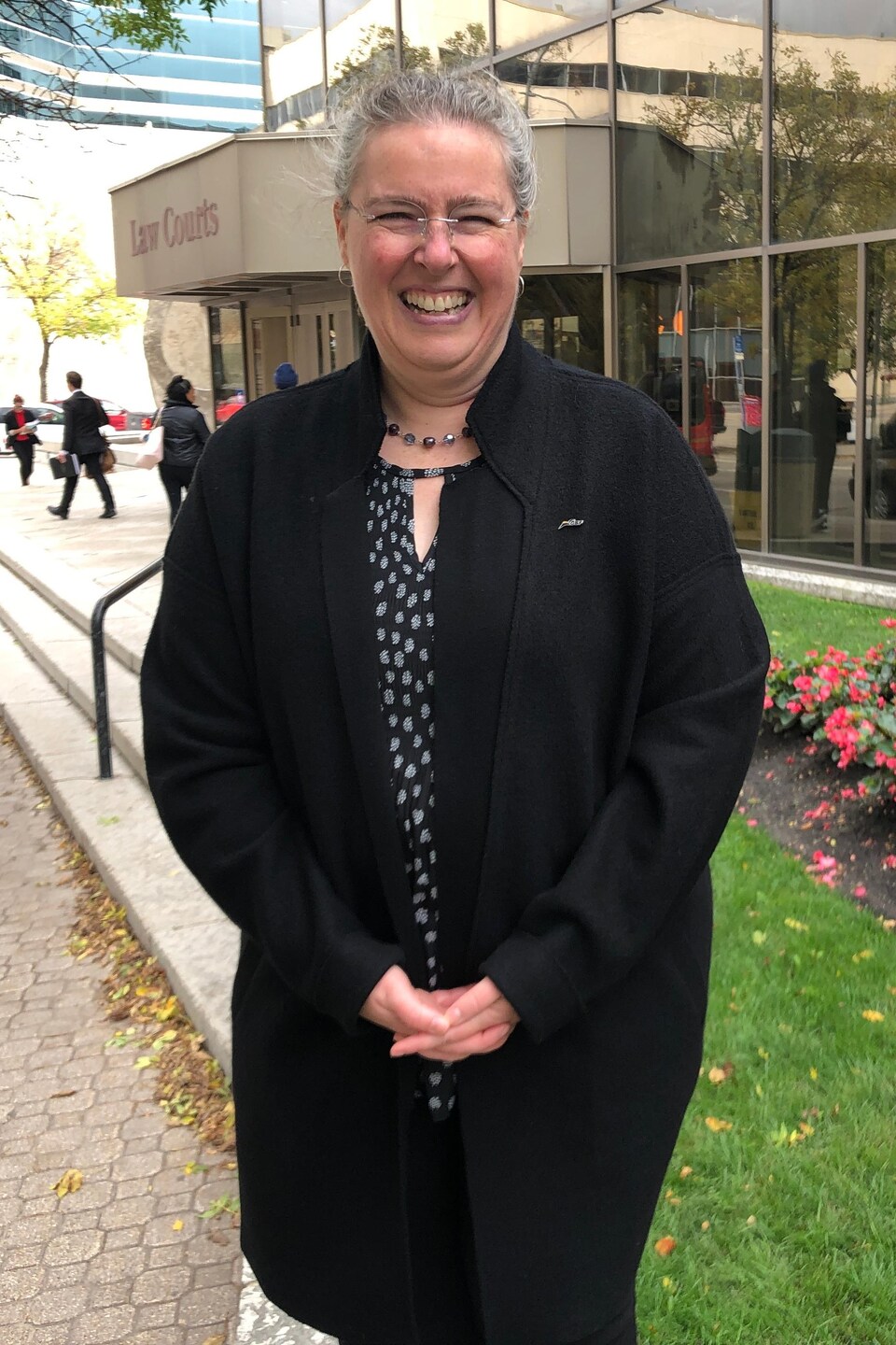 Marie-Pierre Lavoie sourit et pose devant les bâtiments de la Cour d'appel du Manitoba.