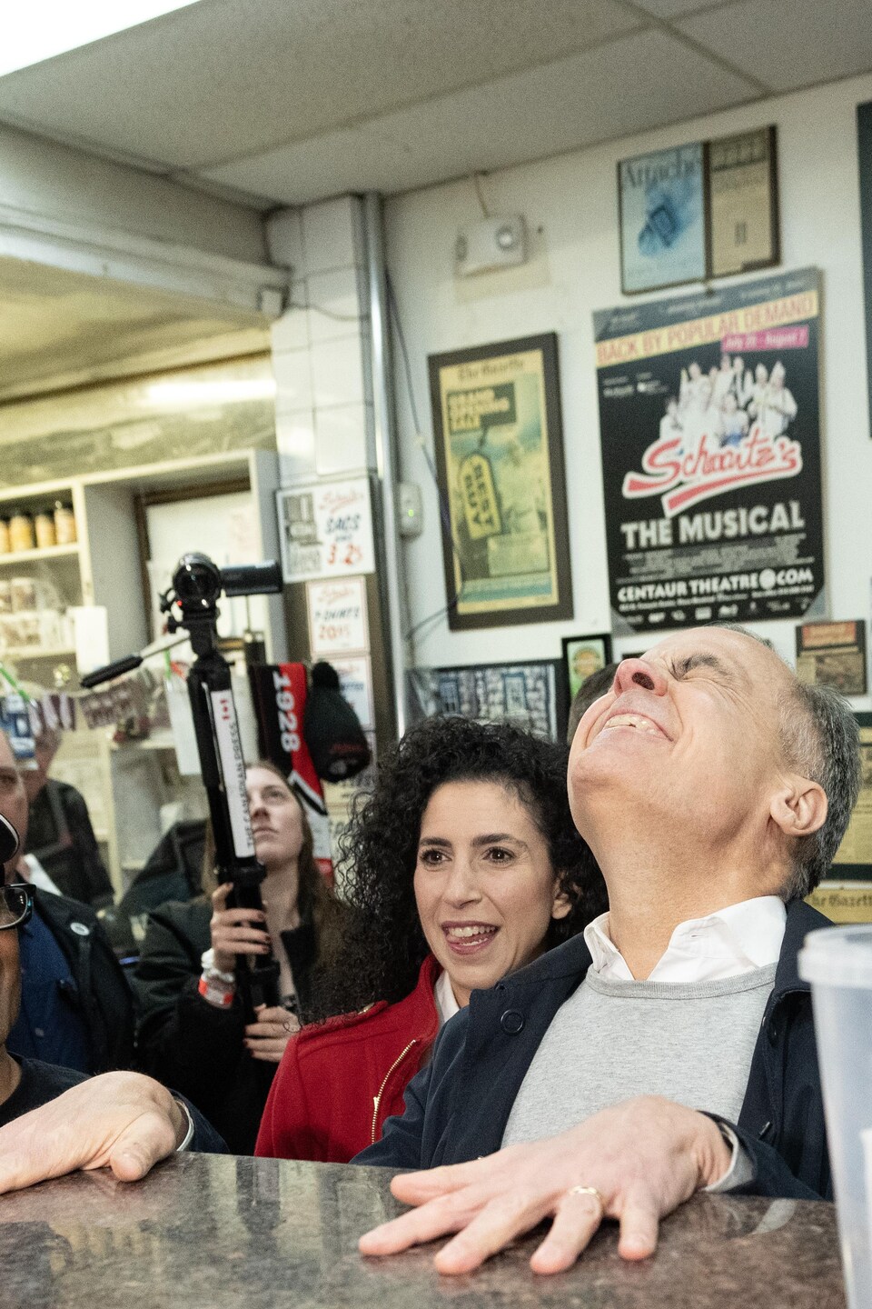 Mark Carney au comptoir chez Schwartz's.