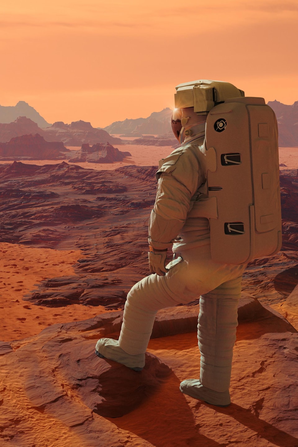 Un astronaute regarde l'horizon à la surface de Mars.