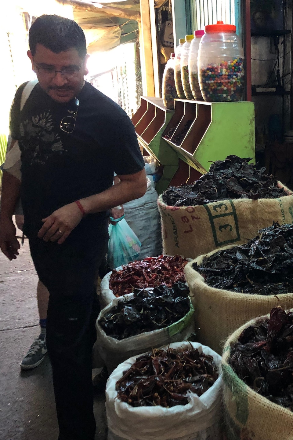 Le chef Rodolfo Castellanos observe la variété de piments.