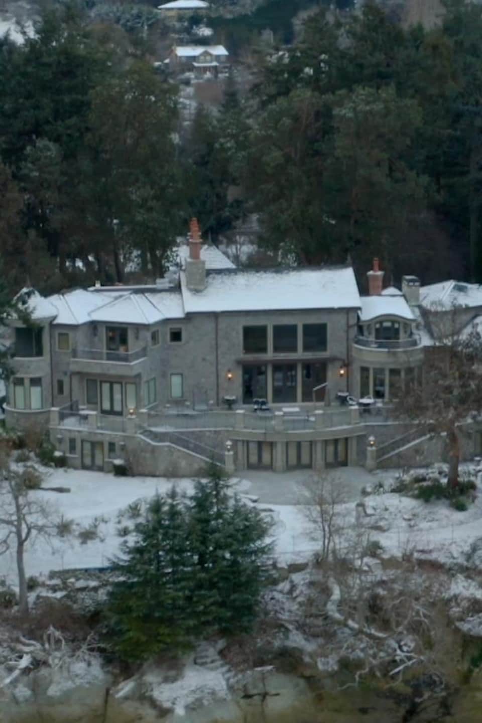 Un bâtiment entouré d'arbres.
