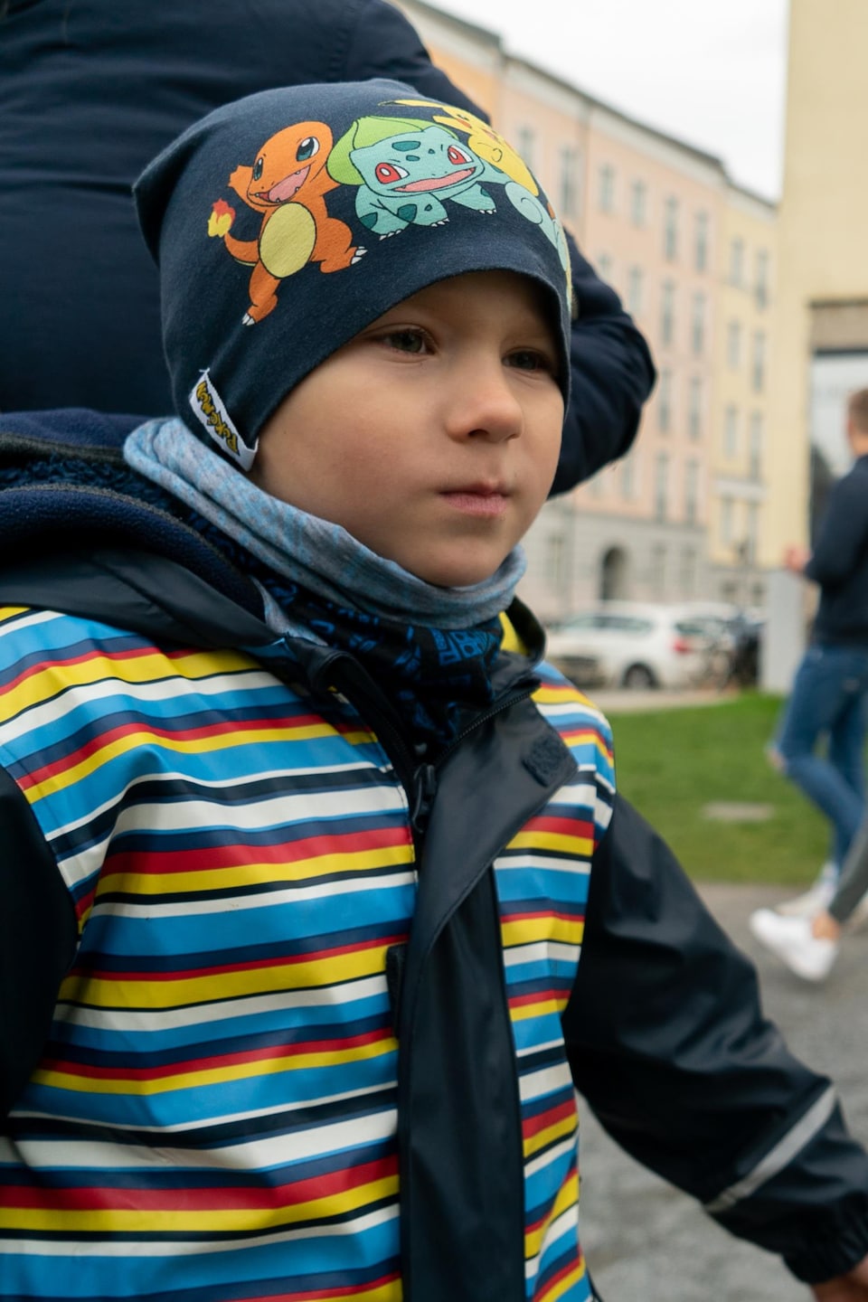 Le petit Matthis, 6 ans, découvre le mémorial du mur de Berlin. 